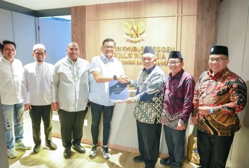 Ketua MT PP Muhammadiyah menerima bantuan dari Utusan Khusus Presiden (UKP) Bidang Ekonomi dan Perbankan RI, untuk membangun jaringan Tabligh Mart. (ist)