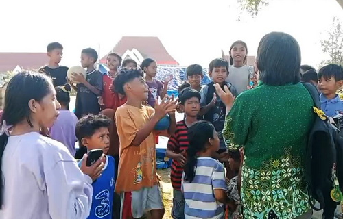 Relawan Muhammadiyah melakukan trauma healing pada anak-anak penyintas gempa NTT. (ist)