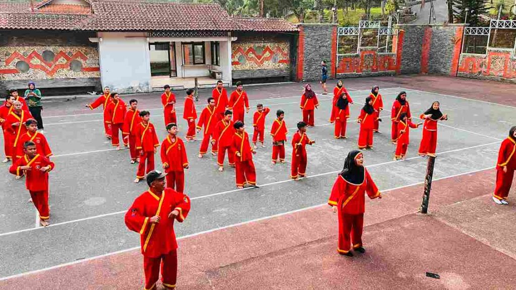 Family Gathering Tapak Suci Cabang 128 Sambikerep Diwarnai Senam dan Jalan Santai Penuh Kebersamaan
