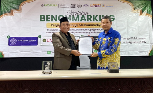Bertukar cinderamata antara Dr. M. Ridwan, M.Pd. dan Prof. Ir. Marwan Effendi, MT, Ph.D.
