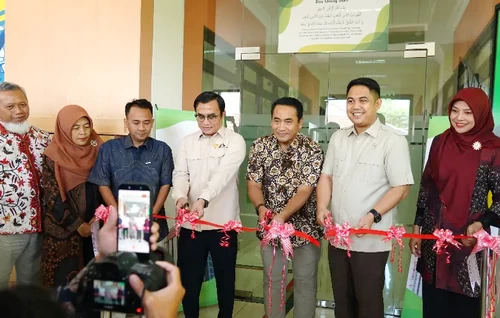 Wamen P2MI Dzulfikar Ahmad Tawalla dan Rektor Prof. Mundakir, meresmikan Migrant Center UMSURA. (ist)