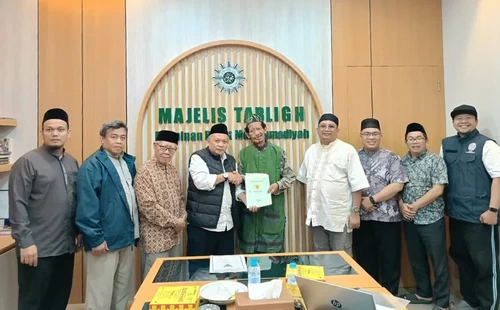 Ketua Majelis Tabligh PP Muhammadiyah, Fathurrahman Kamal, saat menerima wakaf dua bidang tanah. (ist)