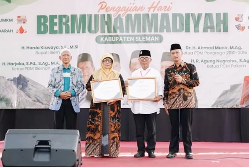 Hj. Supraptinah dianugerahi Wakaf Award oleh Majelis Pendayagunaan Wakaf (MPW) Pimpinan Daerah Muhammadiyah (PDM) Sleman. (ist)