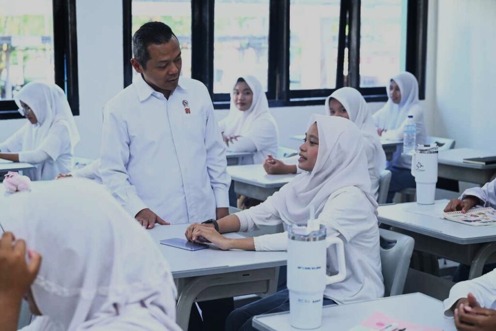 Tinjau SNT di Bone: Wamen Fajar Dorong Siswa Masuk Kampus Terbaik Luar Negeri 