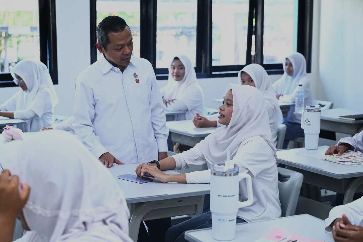 Tinjau SNT di Bone: Wamen Fajar Dorong Siswa Masuk Kampus Terbaik Luar Negeri 