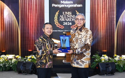 Wakil Menteri Pendidikan Dasar dan Menengah (Wamendikdasmen), Fajar Riza Ul Haq, saat menerima penghargaan Public Leadership Award. (ist)
