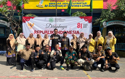 Keluarga besar PCM Wiyung memeringati HUT RI. (ist)