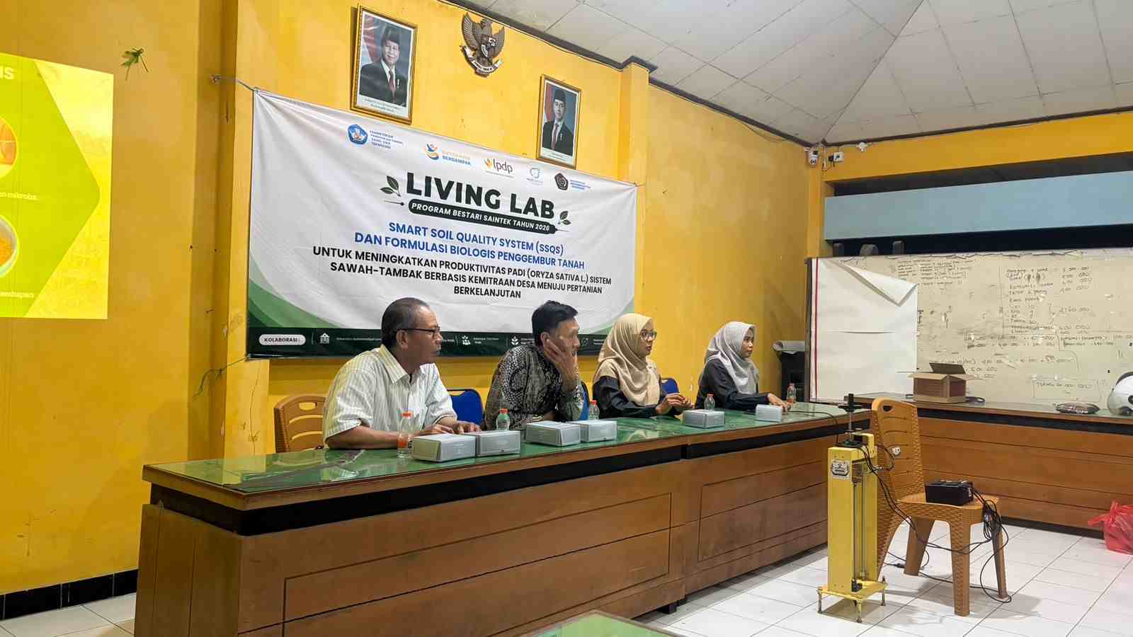 Dosen UMLA Kenalkan Alat Ukur Tanah Pintar dan Formula Biologis Penggembur Tanah