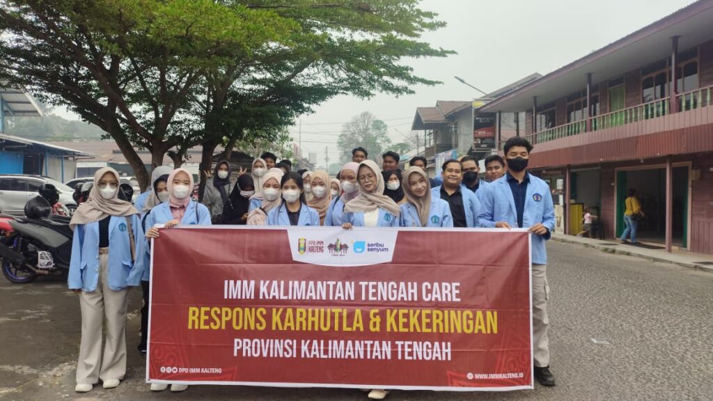Kualitas Udara Memburuk, DPD IMM Kalteng Berkolaborasi Mahasiswa Polnep Bagikan Masker dan Multivitamin