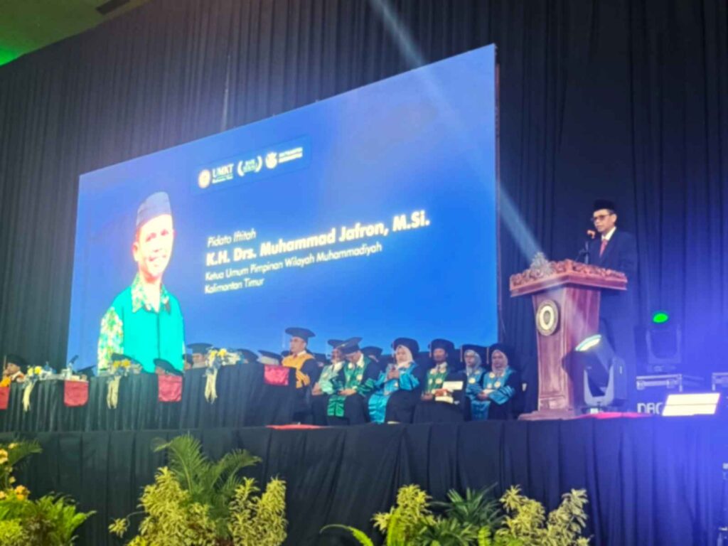 Wisuda ke-15 UMKT, Ketua PWM Kaltim Dorong Lulusan Jadi Pencipta Lapangan Kerja