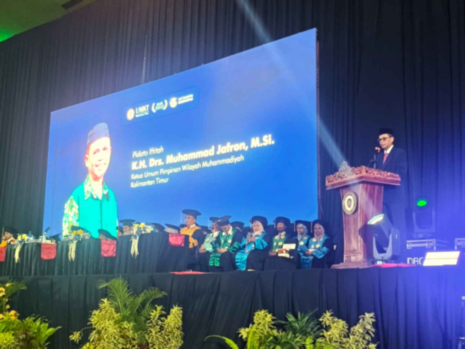 Wisuda ke-15 UMKT, Ketua PWM Kaltim Dorong Lulusan Jadi Pencipta Lapangan Kerja
