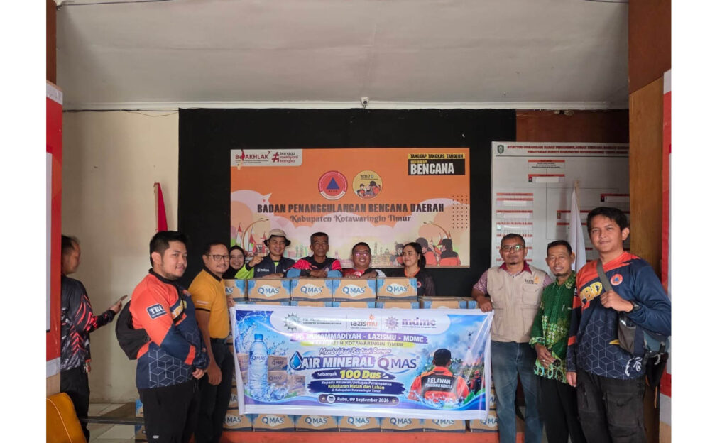 Aksi Peduli Sesama, Muhammadiyah Kotim Salurkan Donasi Air Minum Untuk Para Relawan