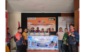 Aksi Peduli Sesama, Muhammadiyah Kotim Salurkan Donasi Air Minum Untuk Para Relawan