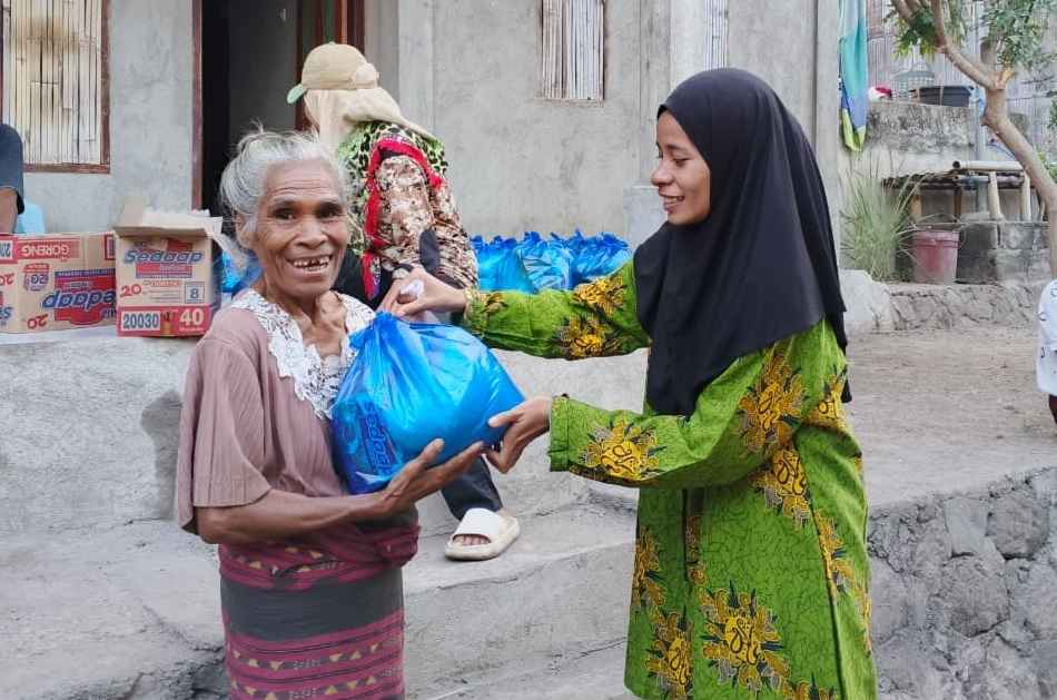 Tempuh Perjalanan Laut 6 Jam, ‘Aisyiyah Sikka Salurkan Bantuan hingga Pulau Palue