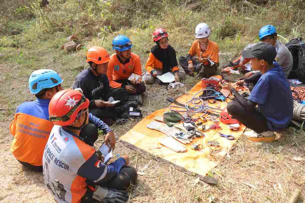 Perkuat Kompetensi Jungle Rescue, Relawan SAR Muhammadiyah Jateng Ikuti Diklat di Gunung Telon