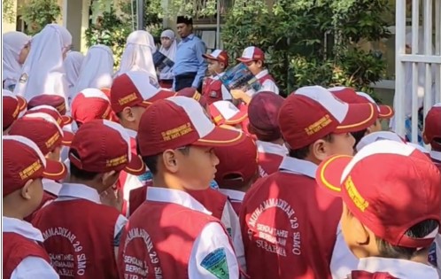 Murid SD Muhammadiyah 29 Surabaya mengikuti upacara bendera. (ist)