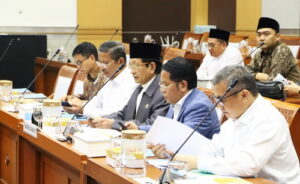 Rapat Kerja jajaran Kemenag dengan Komisi VIII DPR RI, membahas polemik penolaka Rektor UINSA Surabaya. (ist)