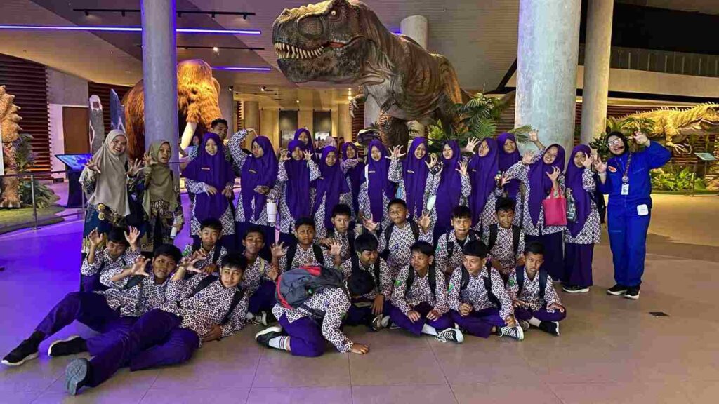 Serunya Outing Class SMP Muhammadiyah Imam Syuhodo: Belajar Luar Kelas di Tiga Kota Berbeda