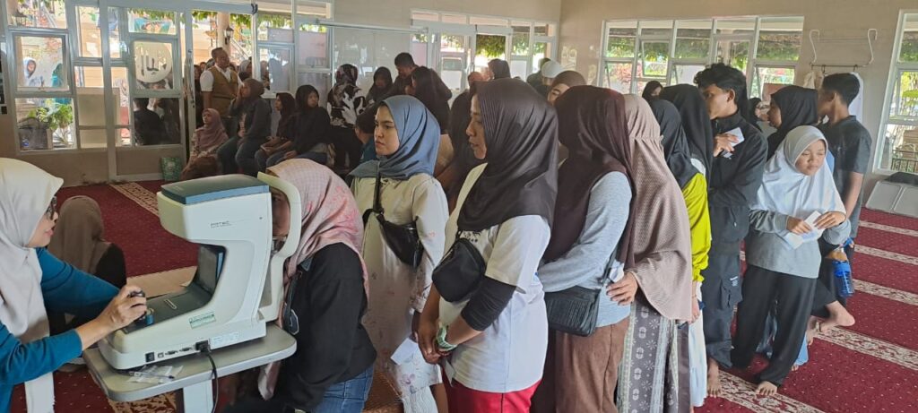 Dekatkan Akses Kesehatan ke Masyarakat, Masjid Ad-Danu Gelar Pemeriksaan Mata dan Pemberian Kacamata