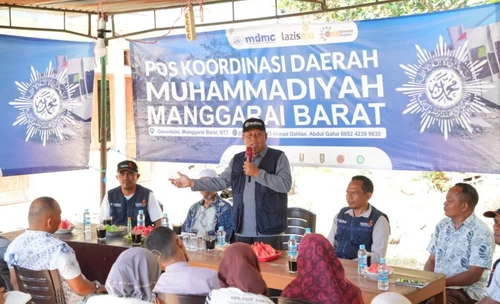 Ketua Pimpinan Pusat (PP) Muhammadiyah, dr. Agus Taufiqurrahman, saat meninjau Pos Koordinasi Daerah (Poskorda) Muhammadiyah di Manggarai Barat. (ist)
