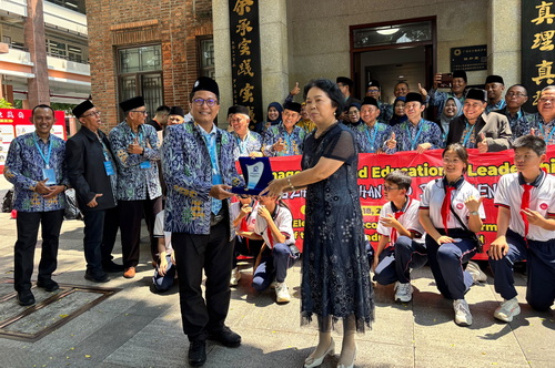 Wakil Ketua Majelis Dikdasmen dan PNF PP Muhammadiyah, Alpha Amirrachman (kiri),memberikan cinderamata pada pimpinan Xiehe School di Guangzhou. (ist)