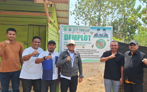Kunjungan bantuan Demplot Desa Pateng, bersama Kepala Desa Pateng Gaflih Anwar (Nomor 2 dari kanan) dan Tenaga Ahli Menteri Desa M Arif An (paling kanan).