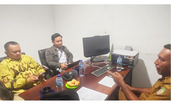 M Arif An (paling kiri) diterima Anwar Lifan, Kabid Kelembagaan DPMD Provinsi Maluku Utara. (ist)