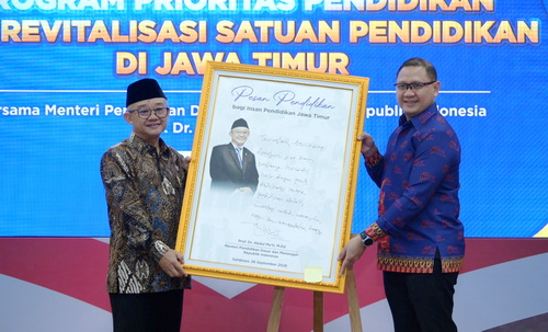 Mendikdasmen Abdul Mu’ti menerima kenang-kenangan dari Kepala Dinas Pendidikan Provinsi Jawa Timur, Aries Agung Paewai. (ist)