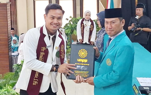 Benediktus saat menerima ijazah profesi fisioterapis. (ist)