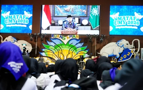 Ketua Umum PP Muhamadiyah, Haedar Nashir, saat menyapa mahasiswa baru UMY. (ist)