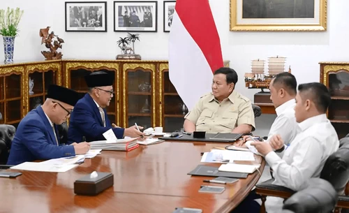 Menteri dan wakil menteri Haji dan Umrah, saat bertemu dengan Presiden Prabowo di Istana. (ist)