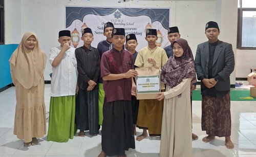 Pemberian piagam peserta One Day Boarding School SMP Muhammadiyah 17 Surabaya (SPEMJITU). (ist)