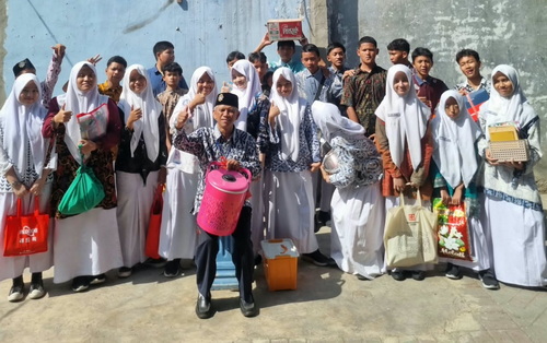 Murid SPEMJITU Berkreasi Manfaatkan barang Daur Ulang sebagai pengganti tas. (ist)