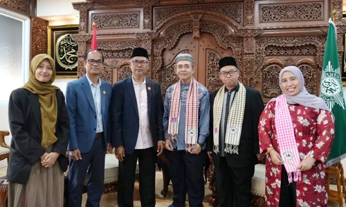 Delegasi Kamboja yang dipimpin Grand Mufti Syaikh Yahya Yusof bertandang ke Kantor PP Muhammadiyah. (ist)