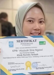 dr. Rhea saat menerima penghargaan dari PWA Jatim.