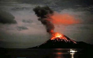 Abu Vulkanik Anak Krakatau Capai Jakarta dan Bengkulu