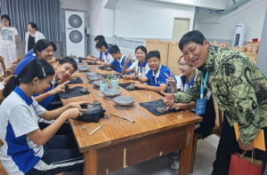Bersama murid membuat ketrampilan dari kayu. (ist)