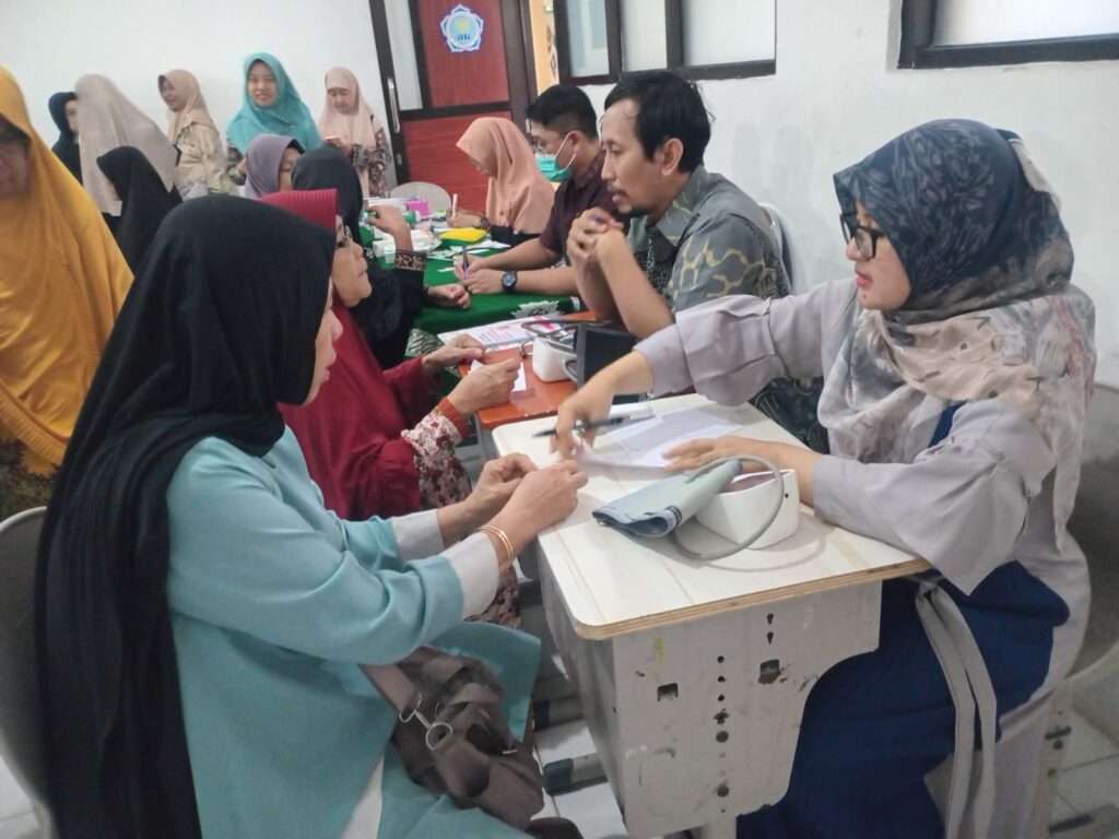 Gandeng Daycare Lansia 'Aisyiyah, Tim Dosen UMSURA Gelar Pengobatan Gratis