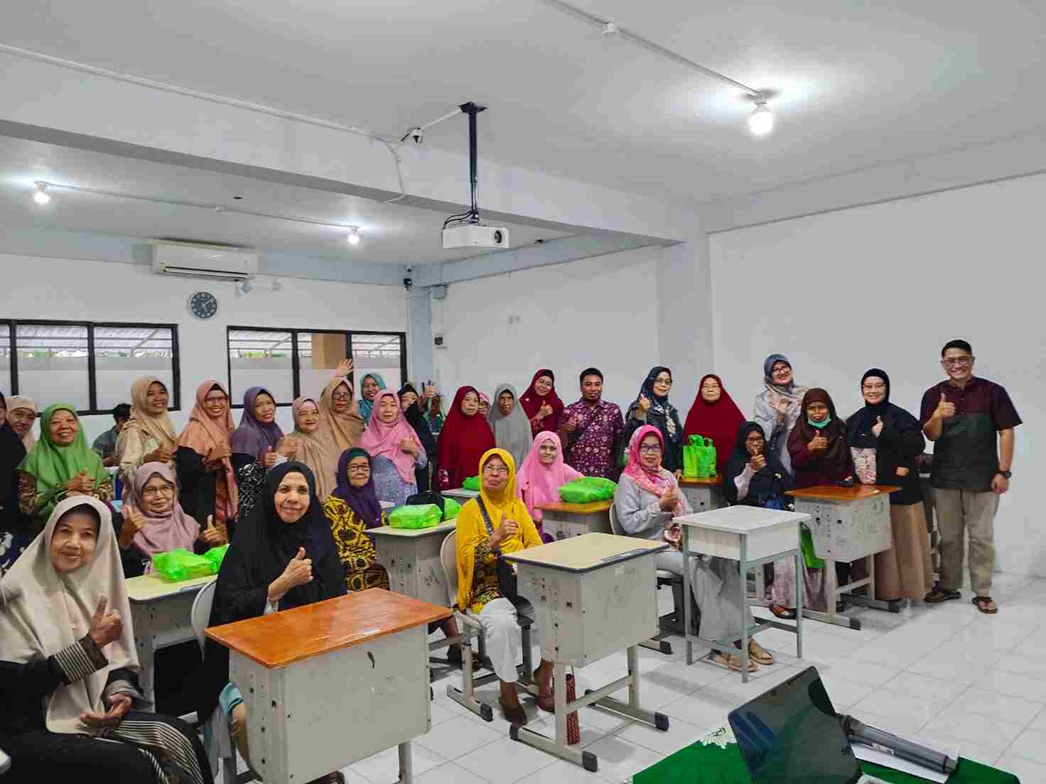 Gandeng Daycare Lansia 'Aisyiyah, Tim Dosen UMSURA Gelar Pengobatan Gratis