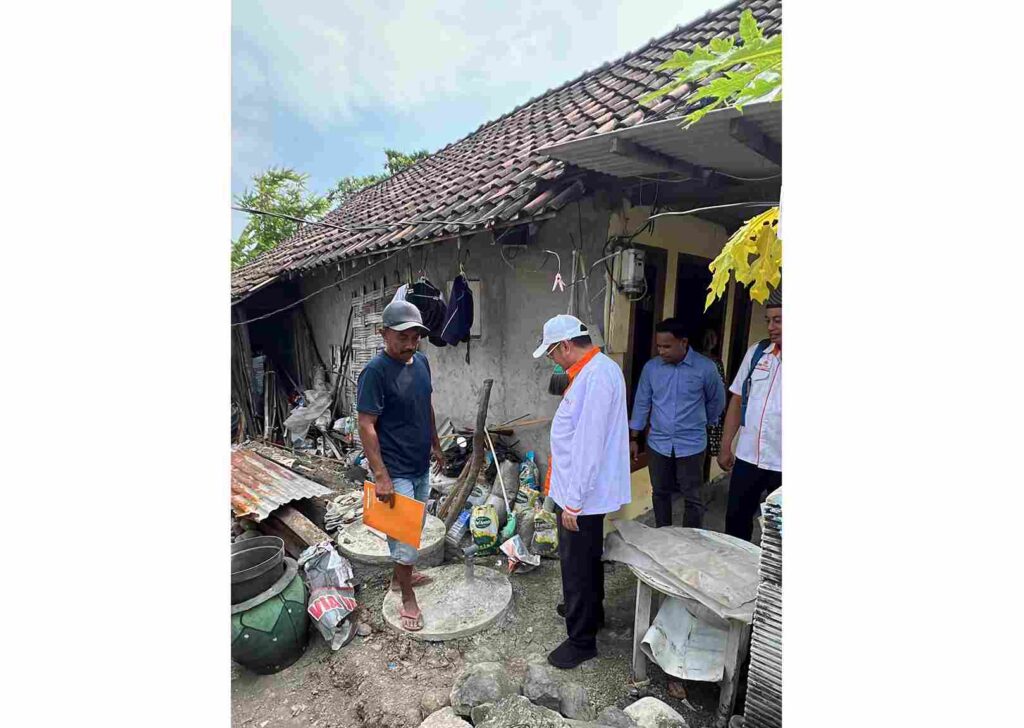 Lazismu Jatim Beri Bantuan Septictank di Bantaran Kaliampo Candi Sidoarjo