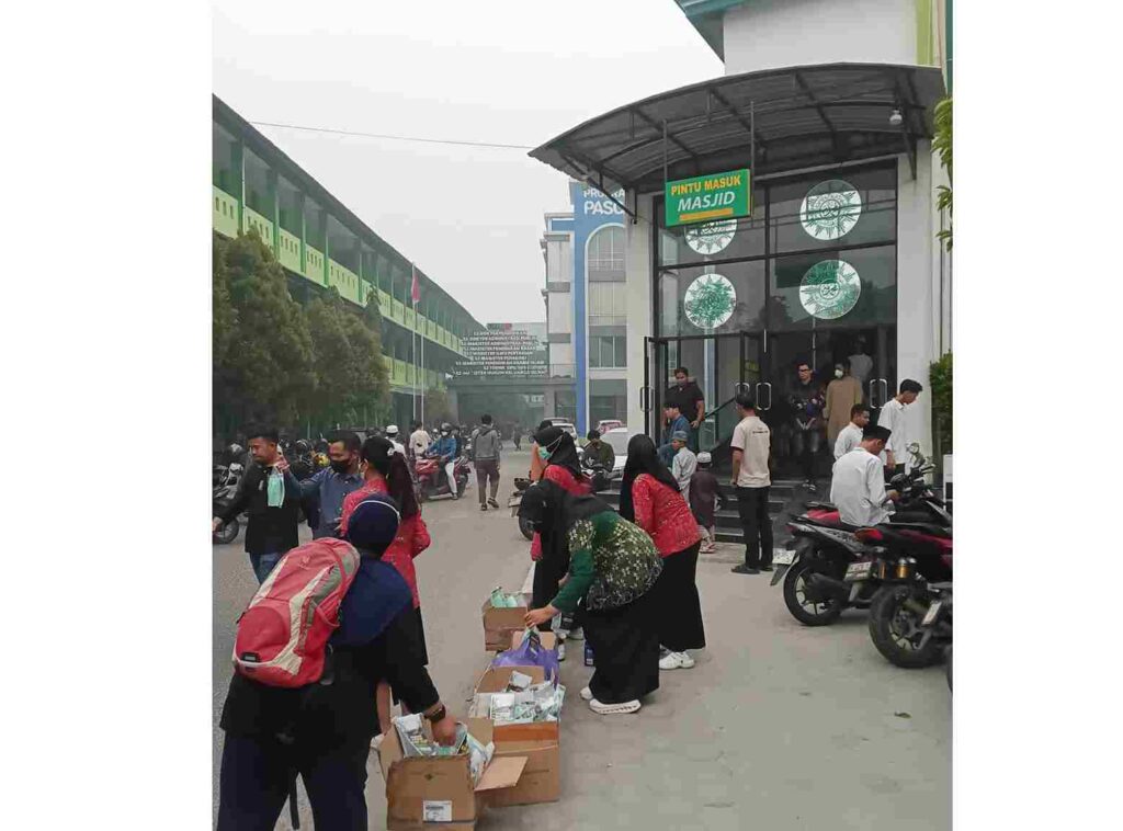 Semangat OMOR Hadapi Karhutla, Jamaah Masjid Bagikan Masker, Air dan Multi Vitamin