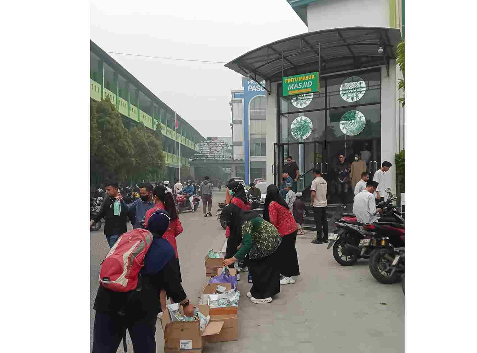 Semangat OMOR Hadapi Karhutla, Jamaah Masjid Bagikan Masker, Air dan Multi Vitamin