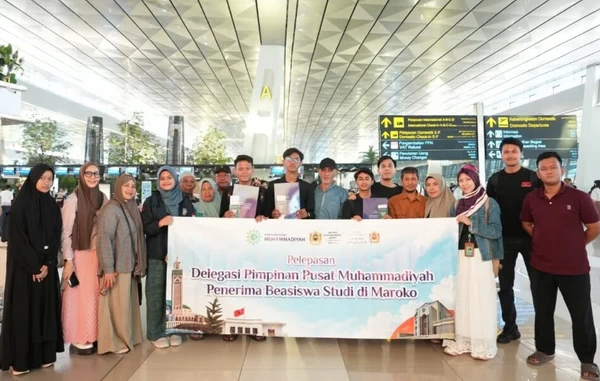 Kader muhammadiyah penerima beasiswa Maroko saat berangkat dari Bandara Soekarno Hatta. (ist)