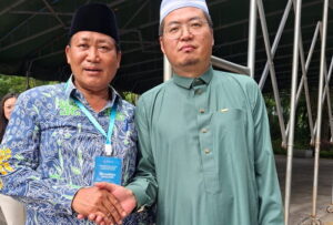 Sholihin Fanani bersama Ketua Takmir Masjid Xian Xian. (ist)