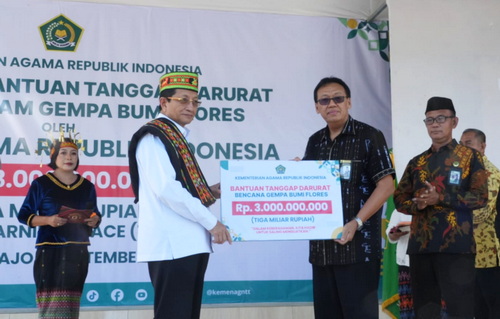 Menteri Agama Nasaruddin Umar menyerahkan bantuan tanggap darurat senilai Rp3 miliar untuk masyarakat terdampak gempa di Flores, NTT. (ist)