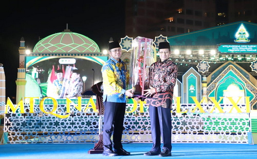 Menag Nasaruddin Umar menyerahkan piala bergilir pada perwakilan Kaltim. (ist)