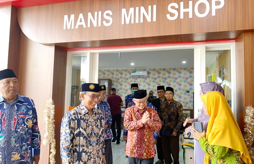 Mendikdasmen Abdul Mu'ti usai peresmian MANIS Mini Shop. (ist)