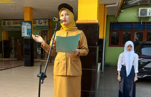 Nabella Intan saat memberikan pengarahan pada siswa. (ist)