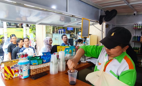 Barista Coffee 1915 melayani pelanggan. (ist)