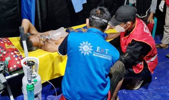 Relawan Muhammadiyah di Posko EMT menolong korban gempa NTT. (ist)